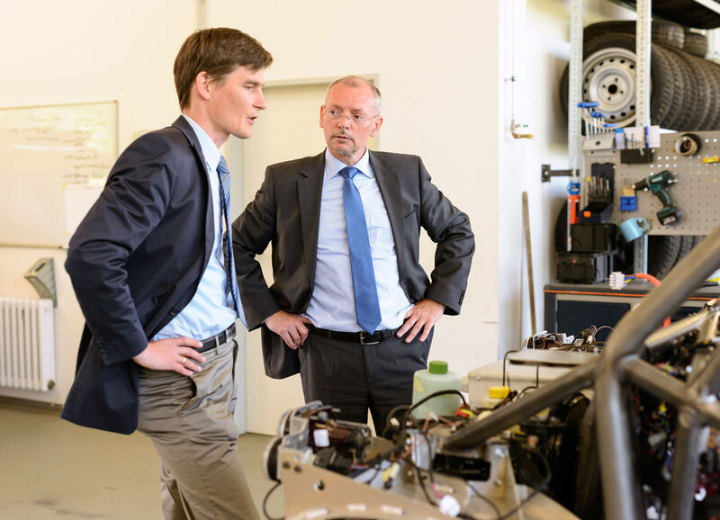 Laut Prof. Armin Schnettler (rechts) von der zentralen Siemens-Forschung in München könnte die Technologie den Aufbau künftiger Autos revolutionieren. Prof. Achim Kampker, Geschäftsführer von StreetScooter (links), schätzt vor allem die Möglichkeit, auf Kundenwünsche flexibel und schnell einzugehen. (Siemens)
