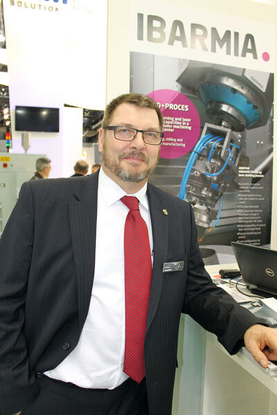 Andreas Soiné, MD Ibarmia Werkzeugmaschinen, Germany, at Metav 2016. The company has recently introduced a new hybrid machine that combines AM with turning and milling operations. (Source: Schulz)