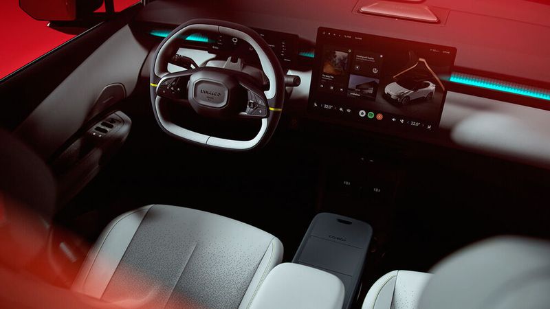 Im Innenraum kommen viele recycelte Materialien zum Einsatz. Schalter und Tasten als Bedienelemente hat der Hersteller aus dem Cockpit verbannt. Gesteuert werden sämtliche Funktionen über den großen Bildschirm in der Mittelkonsole. Auffällig ist das unten abgeflachte Lenkrad. (Bild: Lynk & Co)