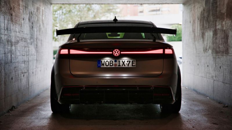 Optisch kommt der ID X Performance mit seinem mächtigen Heckflügel wie ein potentes Benzinermodell daher. (Bild: Volkswagen)