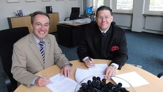 Dr. Hans-Wilhelm Engels, Leiter Innovation und Business Creation bei Bayer MaterialScience, und Thomas Stelzl, CEO von Hirtenberger Prosafe Safety Technology, bei der Unterzeichnung des Kooperations- und Liefervertrags (v.l.)  (Bild: Bayer)