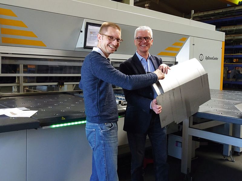 Guido Rößler (links), Inhaber der Rößler GmbH, und Willy Stahl, Geschäftsführer von RAS Reinhardt Maschinenbau, mit dem neuen Updown-Center. (Bild: RAS Reinhardt Maschinenbau)