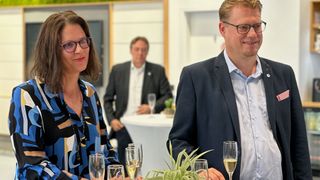 Glückwunsch: Carsten Beuß, Hauptgeschäftsführer des Kfz-Gewerbes Baden-Württemberg, bei seiner Geburtstagsfeier – mit seiner Frau Julia Cabanis – in der Zukunftswerkstatt 4.0 in Esslingen. (Bild: Kfz-Gewerbe Baden-Württemberg)