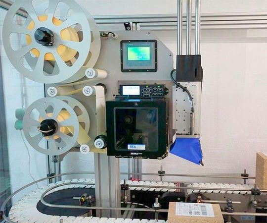 Kennzeichnungssysteme (Symbolbild) für Produkte aller Art sind das Metier von REA Elektronik. Immer wieder fahren die Experten zu Anwendern, um sich live anzuschauen, wie ihre Systeme die Arbeit erleichtern. Jetzt hat man sich überzeugt, was dabei mit Tuben und Dosen so passiert.(Bild:  REA Elektronik)