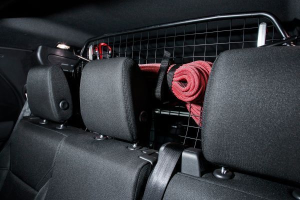 Auf dem Genfer Autosalon präsentiert Land Rover „einen zum Spezialfahrzeug für Not- und Katastropheneinsätze umgebauten Land Rover Discovery mit einer Drohne an Bord. (Land Rover)