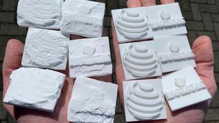 Cleaning performance of the S1: The picture shows the untreated components on the left side and the finished ones on the right side. (Source: Prototec)