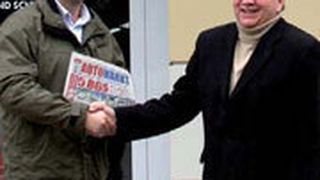 Klaus-Dieter Morrkopf (re.) hat ständig rund 30 Gebrauchtwagen auf Webauto.de inseriert. Webauto.de-Mitarbeiter Branko Bobanovic (li.) berät den VW-Händler, wie er seine Fahrzeuge am besten online präsentiert. (Archiv: Vogel Business Media)