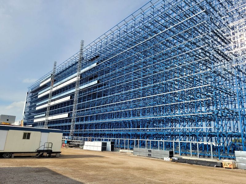 Dematic errichtet für die Aspire Food Group im kanadischen London (Ontario) ein elf Stockwerke hohes, automatisiertes Lagersystem mit hoher Lagerdichte. Darin werden die automatisch hergestellten Insektenproteine kommissioniert. (Bild: Aspire Food Group)