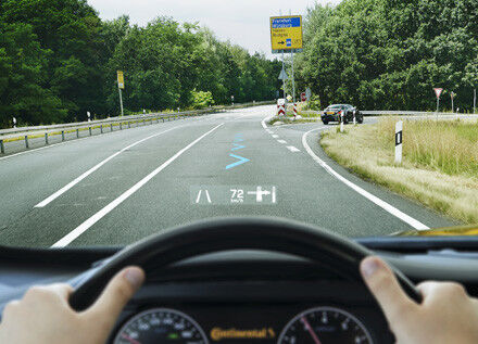 Virtuelle Hinweise sieht der Fahrer - Vollfarbige Grafiken lassen sich auf eine Entfernung von bis zu 7,5 Meter auf die Straße projizieren. (Continental)