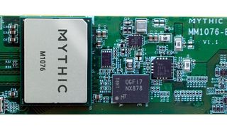 Der Chip „M1076 AMP“ von Mythic, hier auf einer PCIe-Karte, kann bis zu 35 Billionen Operationen pro Sekunde (TOPS) in analogen NVM-Speicherzellen bewältigen und benötigt hierfür gerade einmal magere 3 Watt an Energie. (Bild: Mythic)