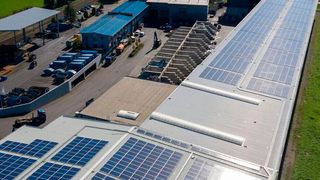 In der Klimakriese kann die Solarenergie am schnellsten reagieren. Bei Dach- und Fassadenanlagen ist keine Baugenehmigung notwendig.  (Plattform EE BW/Kuhnle & Knödler)