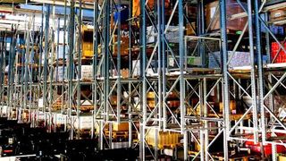 Viani bevorratet seine Feinkost am Logistikstandort Göttingen in einem 15-gassigen Hochregallager (HRL) mit 7200 Palettenstellplätzen und einem siebengassigen automatischen Kleinteilelager (AKL) mit 40.000 Behälterstellplätzen. (Bild: Telogs)