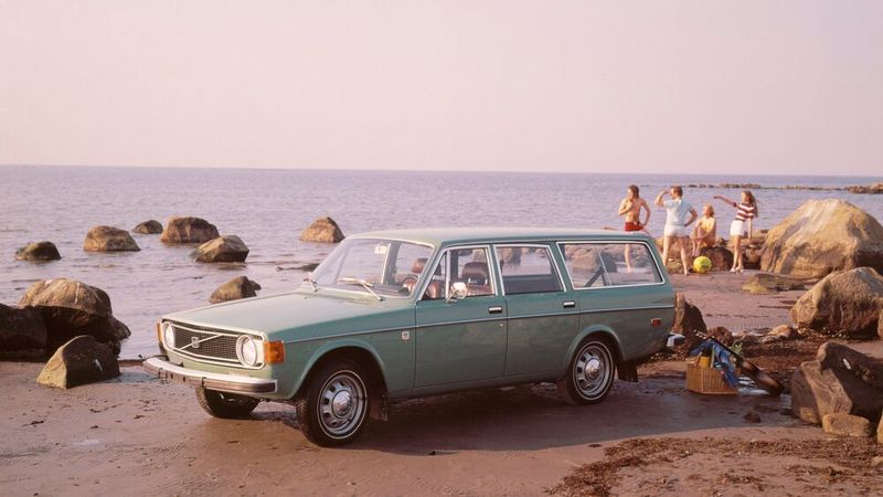 Für Familien und Freizeit: Der fünftürige Volvo 145 übertraf fast die gesamte Kombi-Konkurrenz mit einem Ladevolumen von mehr als zwei Kubikmetern. Die Zuladung beträgt rund eine halbe Tonne, die Anhänglast bei 1.200 bis 1.500 kg. (Bild: Volvo)