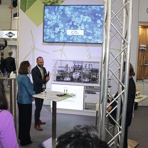 Aus Restströmen mach Nutzwert - mit der richtigen Trenntechnik läuft’s! Julia Aichhorn und Andreas Schnitzhofer präsentieren den ECO2CELL.(Bild:  PROCESS)