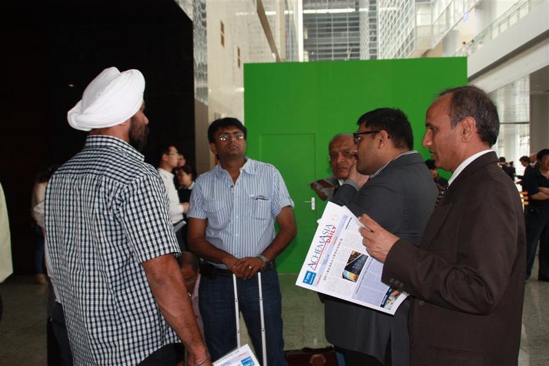 In den beiden Ausgaben fanden unter anderem diese Vertreter der indischen Delegation die wichtigsten Informationen gebündelt auf einen Blick. (Archiv: Vogel Business Media)