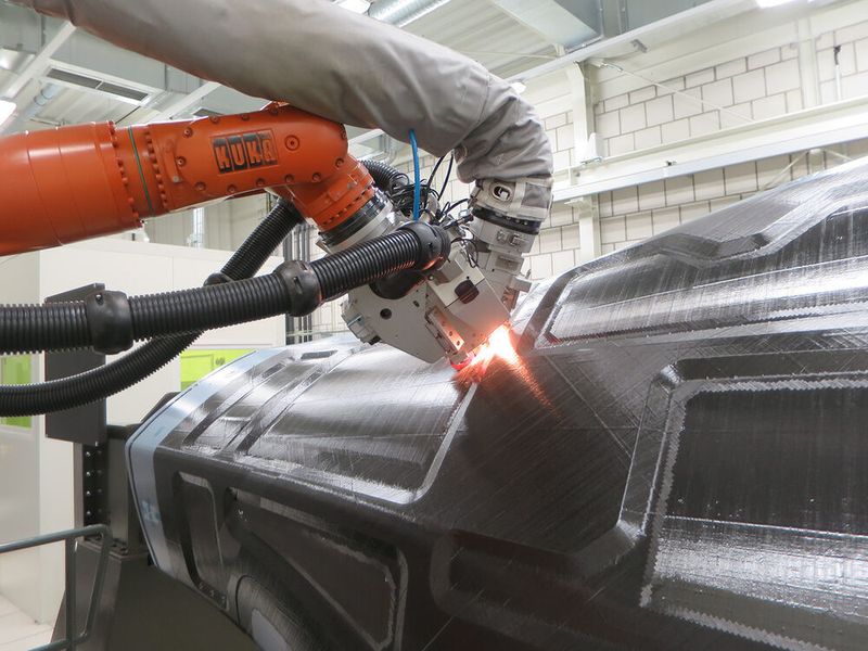 Die Seitenschalen werden per Automated Fiber Placement hergestellt – einem innovativen Composite-Fertigungsverfahren.  (Fraunhofer-IGCV)