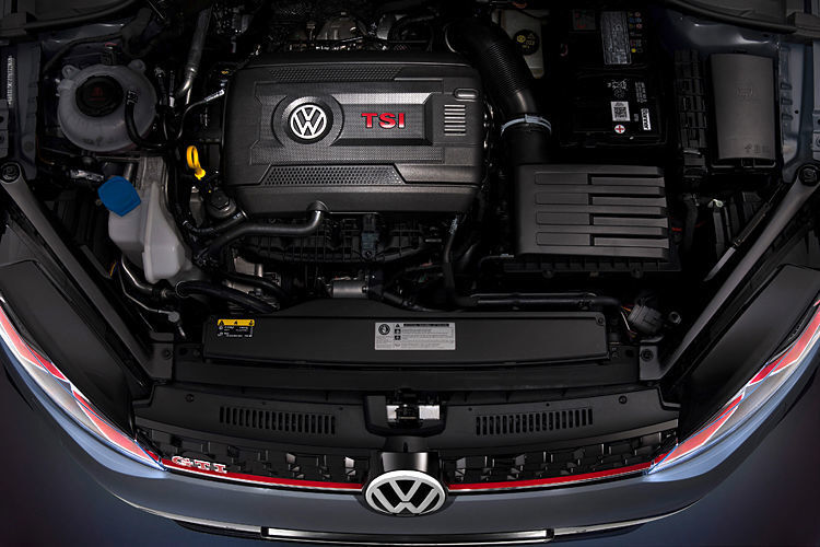 Den Antrieb übernimmt eine 213 kW/290 PS und 370 Newtonmeter starke Variante des bekannten 2,0-Liter-Turbobenziners. (VW)