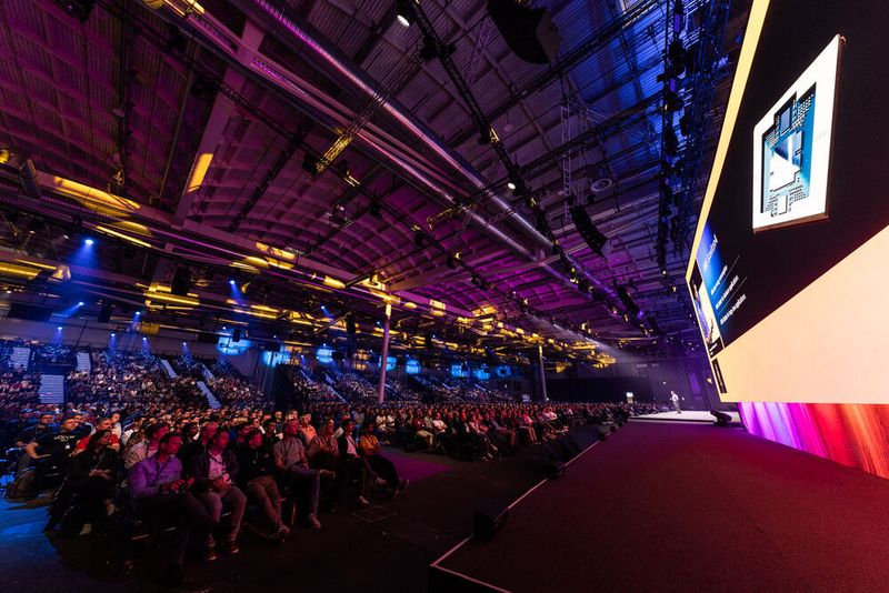 Bei den Keynotes füllte sich der Saal auf dem Hamburger Messegelände. (Bild: AWS)