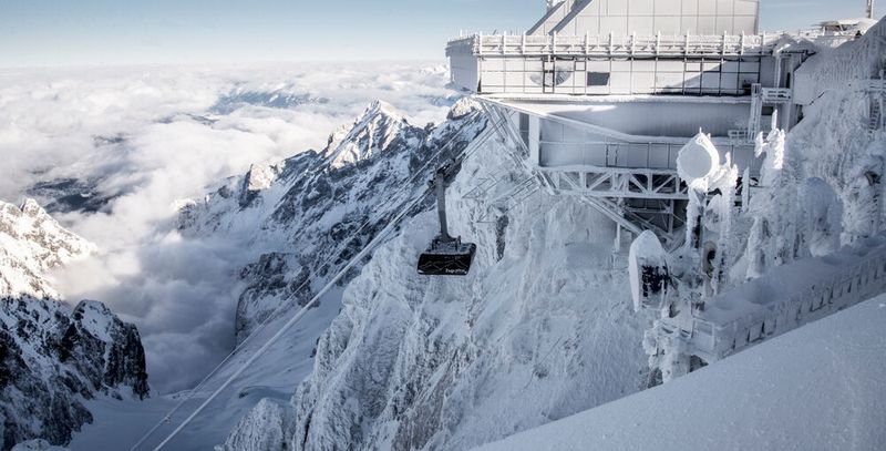 Die neue Seilbahn Zugspitze überwindet 1945 m Höhenunterschied. Die Großraumkabinen befördern bis zu 580 Personen pro Stunde auf den Gipfel. (Designer at Terzake.)