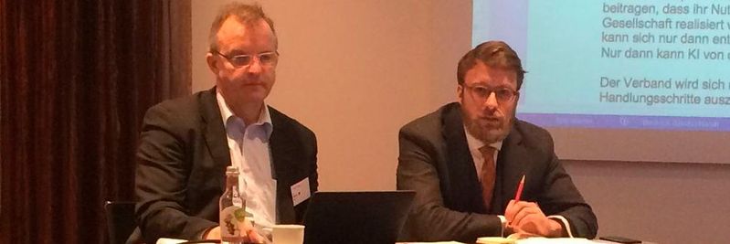 V.l.: Verbandspräsident Jörg Bienert (aiso-lab) und Marcus Ewald, Vorsitzender des politischen Beirats.(Bild:  Schreier)