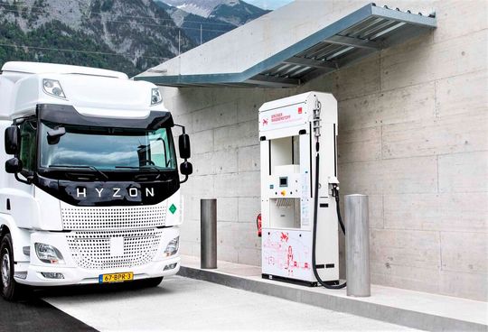 Das ist die leistungsstärkste Wasserstoff-Tankstelle Europas. Sie seht im österreichischen Völs und dient dem Lebensmittelhändler Mpreis nun zur raschen Betankung seiner Brennstoffzellen-Lkw. Das zukunftsweisende Konzept der Tankstelle stammt von Linde Engineering. Das ist die leistungsstärkste Wasserstoff-Tankstelle Europas. Sie seht im österreichischen Völs und dient dem Lebensmittelhändler Mpreis nun zur raschen Betankung seiner Brennstoffzellen-Lkw. Das zukunftsweisende Konzept der Tankstelle stammt von Linde Engineering.
