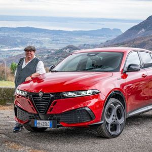 Der Autor und der neue Tonale(Bild:  Alfa Romeo/Dino Eisele)