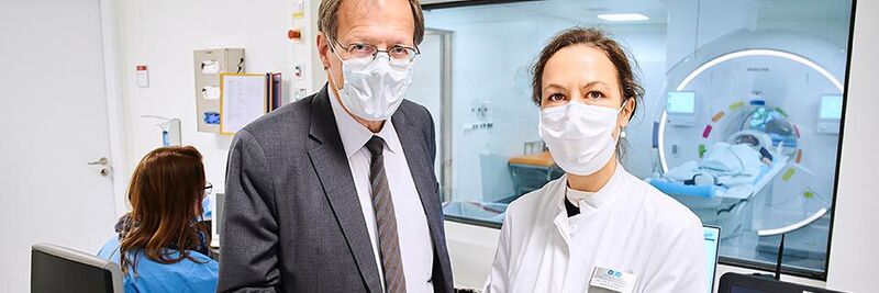 Prof. Wolfgang Holzgreve und Prof. Ulrike Attenberger vom UKB besprechen Bilder einer MRT-Untersuchung.