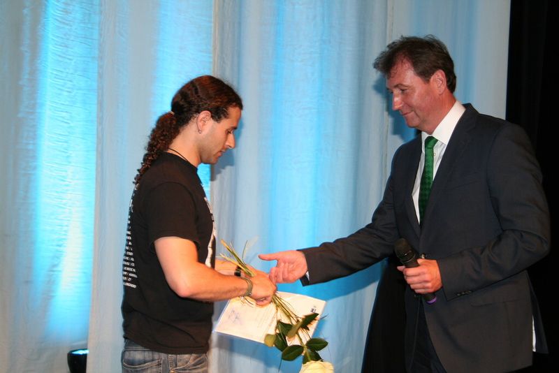 Lars Bechthold wird als jahrgangsbester Industriemechaniker der IHK Nordschwarzwald ausgezeichnet. IHK-Präsident Burkhard Thost (r.) übergab die Urkunde. (Bild: Mapal)