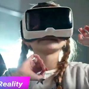 Die Schüler sitzen zuhause und schauen in die Brille.(Bild:  Alteredux)