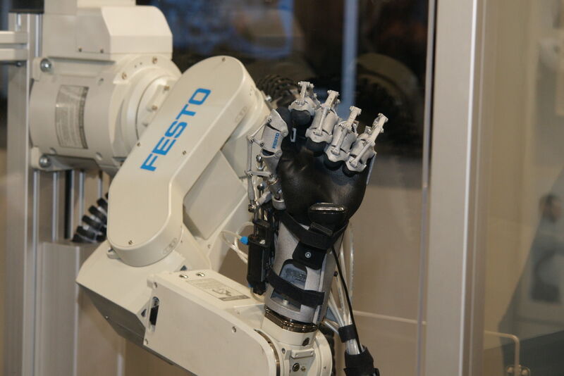 Der Roboter-Arm zur ExoHand. Dieser wird über die ExoHand gesteuert. (Vogel Business Media)
