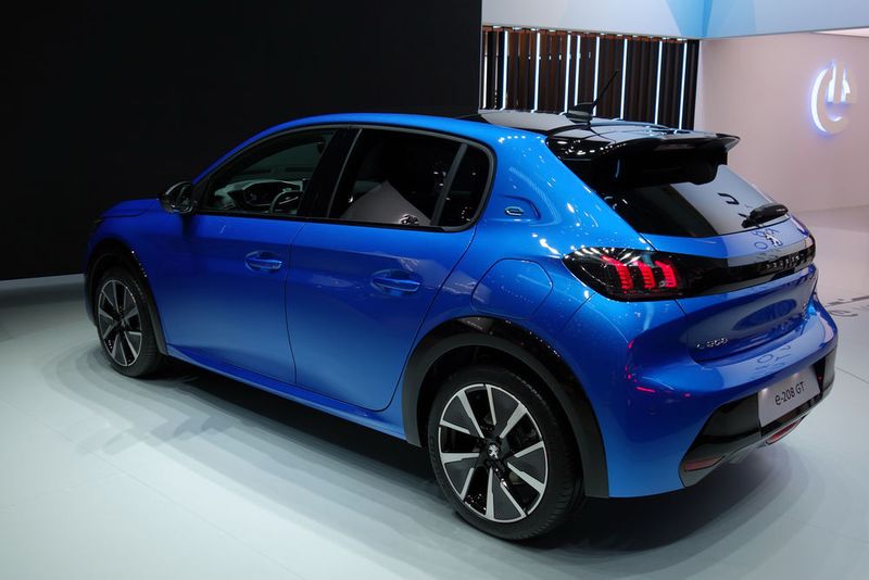 Der Peugeot 208 behält auch in der neuen Generation seinen Namen. Er bleibt der neuen Designlinie der Franzosen treu und ist deutlich kantiger geworden. (Wehner/»kfz-betrieb«)