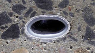 Rohre: In aushärtendem Beton können sich die biegsam sich selbst zurückbildenden Rohre in der Regel nicht mehr wieder auf die geforderten 90% zurückbilden. Das Einziehen von Leitungen in die dauerhaft verformten Rohre ist unmöglich oder nur mit hohen Aufwand zu realisieren. (Bild: Fränkische Rohrwerke)