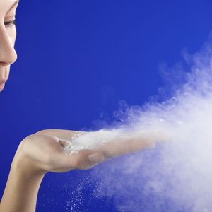 Seit ihrer Erfindung durch 3M vor über 40 Jahren finden die mikroskopisch kleinen Glaskugeln immer neue Anwendungen, zum Beispiel zur Gewichtsreduzierung von Kunststoffbauteilen von Automobilen, wodurch sich Spritverbrauch und CO2-Ausstoß reduzieren lassen.