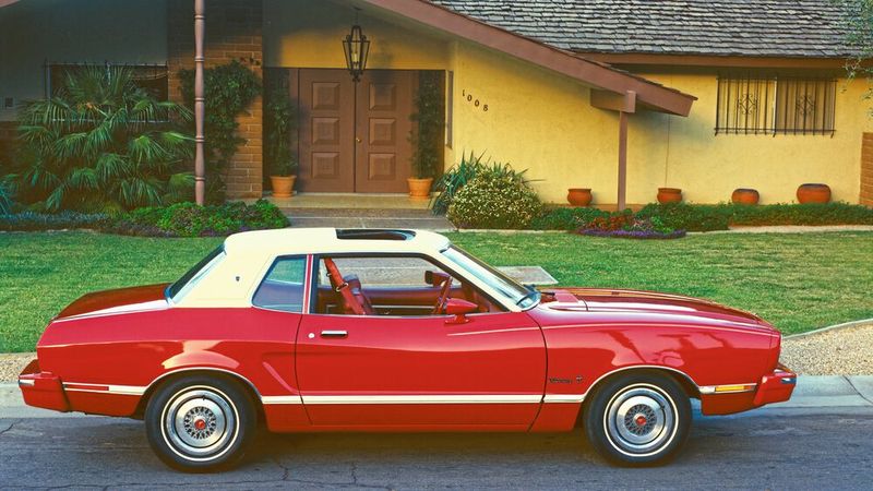 Der neue Ford Mustang war vor der IAA bereits in den USA vorgestellt worden. Der neue Jahrgang fiel ganze 48 Zentimeter kürzer aus und Ford packte Downsizing-Motoren unter die noch immer gestreckte Haube. Erstmals fand sich ein Vierzylinder in dieser Speed-Ikone wieder. (Bild: Ford)