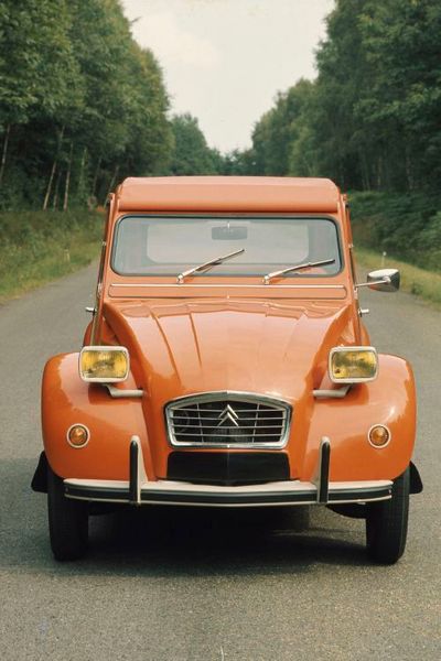 1975 wird aufgrund neuer Abgasnormen die Leistung von 28 PS auf 25 PS gedrosselt, um den Schadstoffausstoß zu verringern. Die runden Scheinwerfer werden durch eckige ersetzt, die vom Innenraum aus in der Höhe verstellbar sind.  (Bild: PSA)