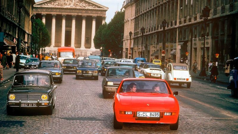 Neue Zeit: Der 924 eröffnet ab Mitte 1976 ein neues Kapitel bei Porsche. Frontmotor, Transaxle-Konzept, klare Linien und viel Platz für Passagiere und Gepäck – im Pariser Stadtverkehr erscheint der jüngste Porsche wie eine Zukunftsvision. (Bild: Porsche AG)