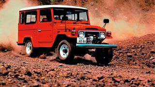 1960 wurde der J4 als Nachfolger des J2 eingeführt und bis 1984 produziert. Der Sechszylinder-Ottomotor leistete nunmehr 145 SAE-PS. Das 3-Gang-Getriebe war mit Lenksäulen- oder Knüppelschaltung lieferbar und war um ein zweigängiges Verteilergetriebe mit abschaltbarem Vorderradantrieb ergänzt.[2] Mit diesem Modell wurde der Land Cruiser ab 1977 auch in Deutschland bekannt. (Bild: Toyota)