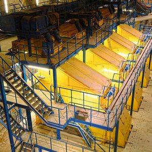 Im Verarbeitungsprozess werden an den unterschiedlichsten Stellen Siebmaschinen benötigt, angefangen bei der Gewinnung von Kalium aus den Minen bis später im Prozess, wenn eine  feinere Trennung benötigt wird. Hier sieht man Siebe des Typs DF in der Vorsiebung.(Bild:  Rhewum)