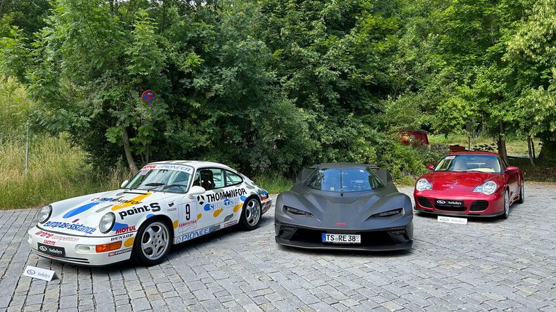 KTM X-Bow, eingerahmt von zwei Porsche 911 der Baureihen 964 und 996. (Bild: Peter Diehl)