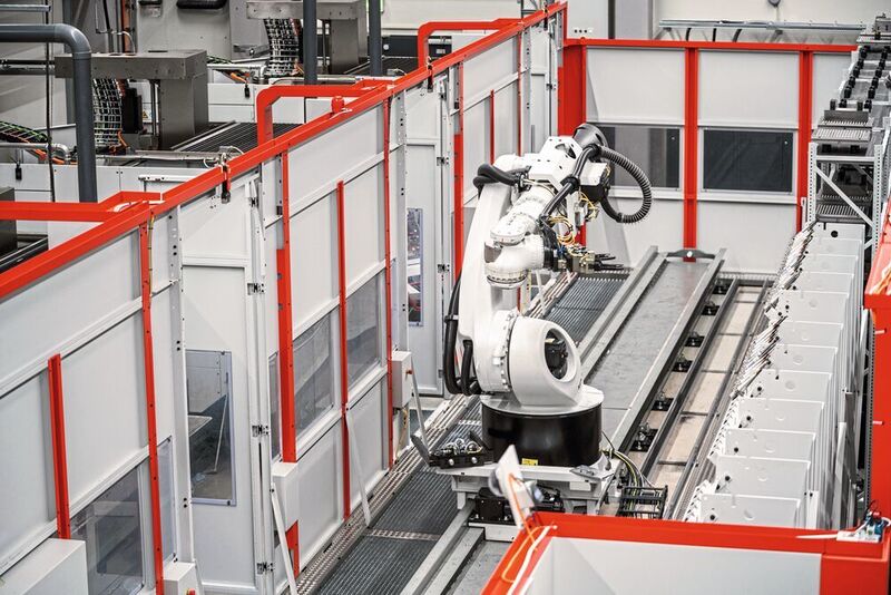 Fräsen, waschen, messen – der Roboter sorgt für einen vollautomatischen Ablauf der letzten Prozessschritte. (Hermle)