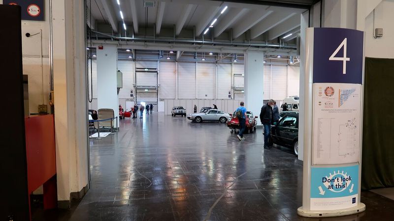 Trauriger Anblick: In Halle 4 standen zuvor die Marken der Volkswagen-Gruppe. (Bild: Diehl/»kfz-betrieb«)