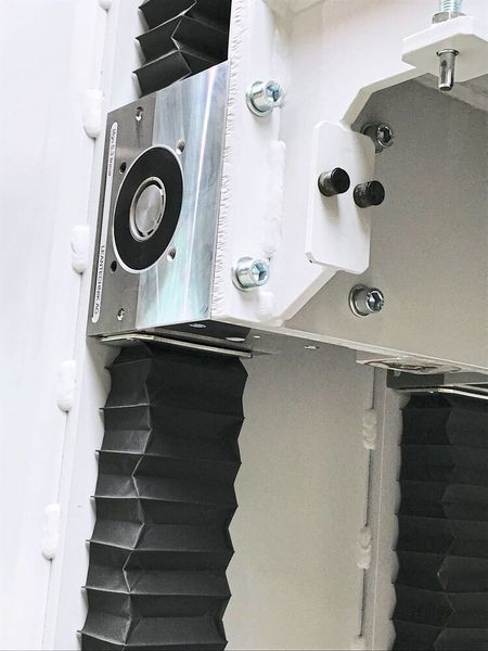 Die Lifgo-Getriebe sorgen in der Hubsäule dafür, dass die Deckenversorgungseinheiten zur Prüfung in die passende Position gehoben werden. (Leantechnik)