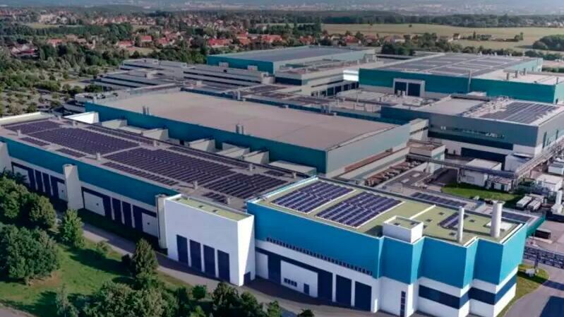 Globalfoundries erweitert seine Fab in Dresden im Rahmen des Projekts Sprint. Bis Ende 2028 soll die jährliche Fertigungskapazität auf mehr als eine Million 300-mm-Wafer steigen.(Bild:  Globalfoundries)