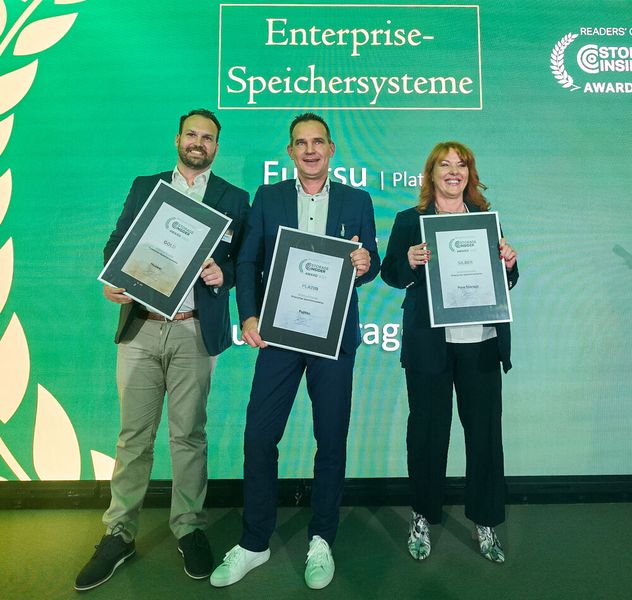 In der Kategorie für den großen Speicherbedarf „Enterprise-Speichersysteme“ gewinnen (von links) Huawei (vertreten durch Alexander Hartmann) Gold, Fujitsu (vertreten durch Stefan Roth) Platin und Pure Storage (vertreten durch Gaby Tremmel-Blomberg) Silber. (Bild: krassevideos.de / VIT)