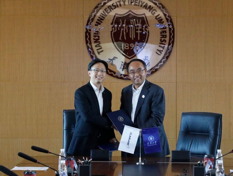 L-R: Kevin Chan, Clariant’s Head of Catalysts China and Prof. Wenping Hu, Vice President of Tianjin University signing the partnership agreement at the University’s premises. (Clariant)