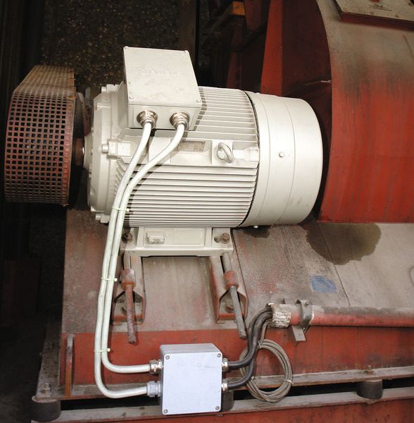 Um den Gesamtwirkungsgrad zu verbessern, können sich Hersteller von Maschinen und Anlagen alternativ für Frequenzumrichterlösungen entscheiden.  (Bild: Siemens)