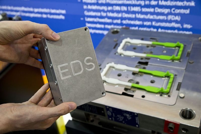 Moulding Expo 2015: 2K Werkzeug mit eingebettetem Diagnosesystem der FH Schmalkalden in der Oskar-Lapp-Halle (Halle 6) Stand 6C37 (Bild: Landesmesse Stuttgart GmbH / Uli Regenscheit)