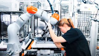 Robotersysteme und künstliche Intelligenz sind kaum aufzuhalten. Und das gilt nicht nur für die Industrie. Nach Ansicht von Bundesarbeitsminister Hubertus Heil wird das den Impuls geben, dass sich Millionen in Sachen Job umorientieren müssen. Vielleicht zur Roboterreparateurin? (Bild: Kuka)