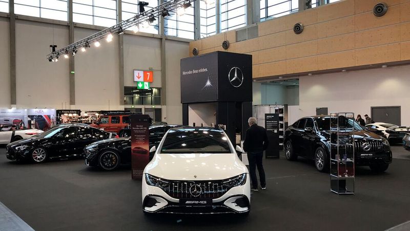 Aber auch Merceds-Benz war vertreten. Ob die ausgestellten E-Mobile wohl immer noch fahrtauglich sind, wenn sie 30 oder mehr Jahre auf dem Buckel haben?  (Bild: Rosenow – »kfz-betrieb«)