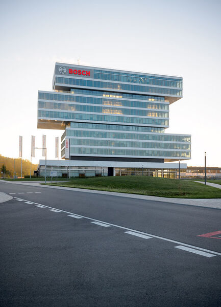 Im neuen Zentrum für Forschung und Vorausentwicklung vor den Toren Stuttgarts sind rund 1700 kreative Kräfte in der angewandten Industrieforschung tätig. Der Forschungscampus steht unter dem Motto „Vernetzt für Millionen Ideen“ und ist der Knotenpunkt des weltweiten Forschungs- und Entwicklungsnetzwerkes von Bosch. (Bild: Robert Bosch)